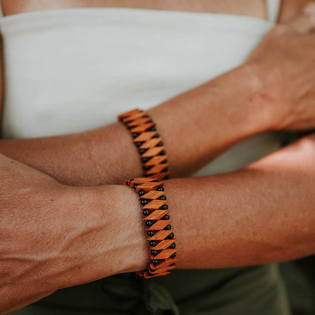 Pulseira Indígena de Madeira Moreira 15cm Marrom e Preta Povo Xakriabá