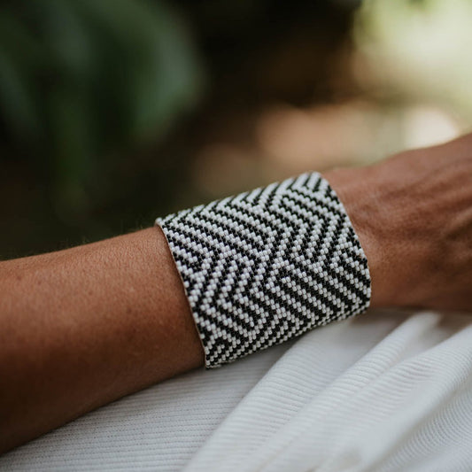 Pulseira de Miçanga Preta e Branca Ajustável Povo Tapirapé