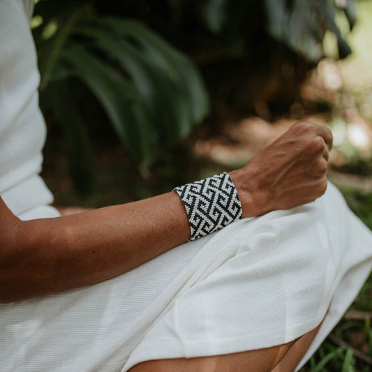 Pulseira de Miçanga Preta e Branca Ajustável Povo Tapirapé