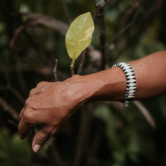 Pulseira Indígena de Madeira Branca e Preta Povo Xakriabá