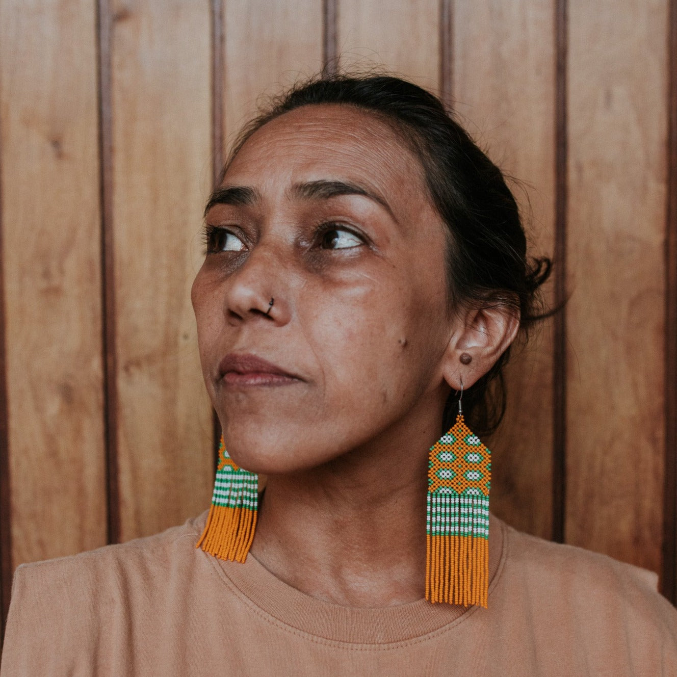 Brinco Laranja e Verde Artesanal de Miçanga Kayapó