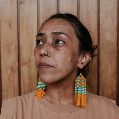 Brinco Laranja e Verde Artesanal de Miçanga Kayapó
