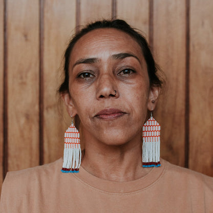 Brinco Povo Kayapó Branco e Laranja de Miçanga