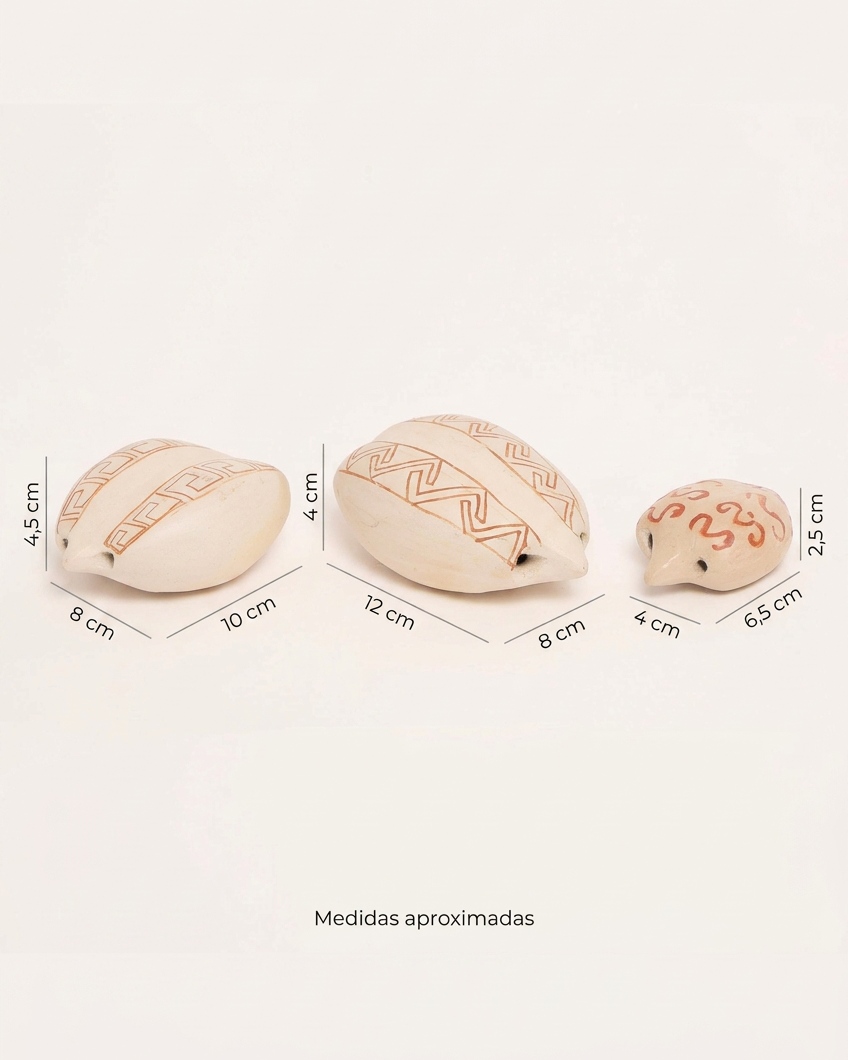 Três sapinhos Baniwa com cotas de medidas aproximadas: 4,5 × 10 × 8 cm, 4 × 12 × 8 cm e 2,5 × 6,5 × 4 cm, em altura, comprimento e largura.