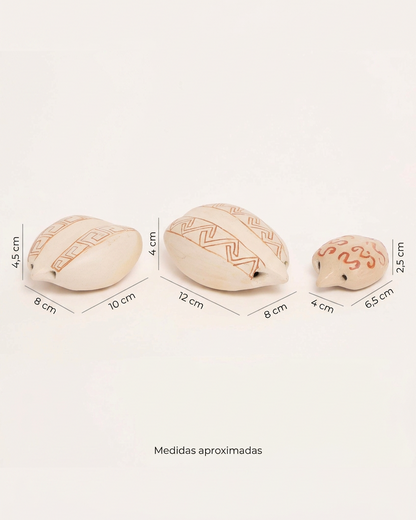 Três sapinhos Baniwa com cotas de medidas aproximadas: 4,5 × 10 × 8 cm, 4 × 12 × 8 cm e 2,5 × 6,5 × 4 cm, em altura, comprimento e largura.