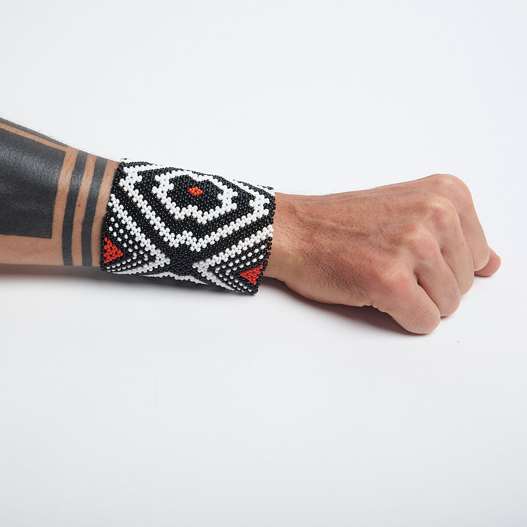 Pulseira de Miçanga Branca Preta e Vermelha fio Elástico Povo Kamayurá