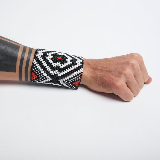 Pulseira de Miçanga Branca Preta e Vermelha fio Elástico Povo Kamayurá