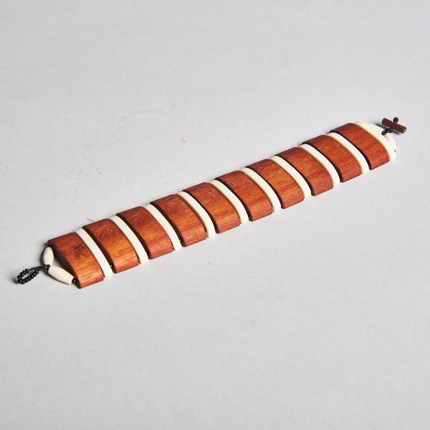 Pulseira de Madeira Marrom e Branca Povo  Xakriabá