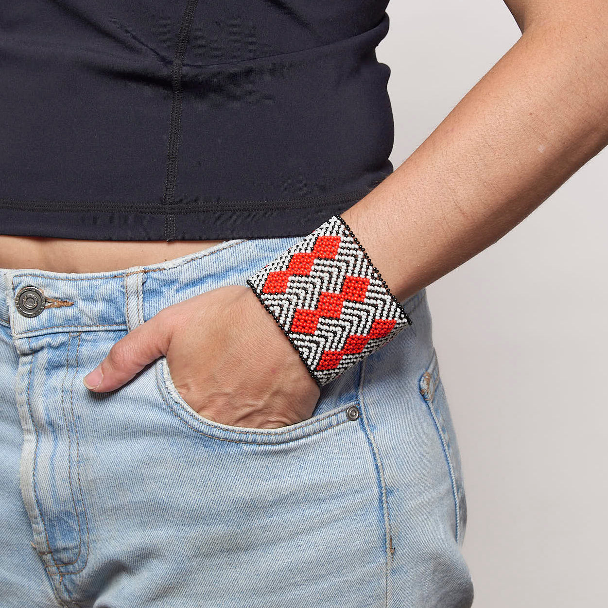 Pulseira de Miçanga Vermelha Preta e Branca fio Elástico Povo Kamayurá