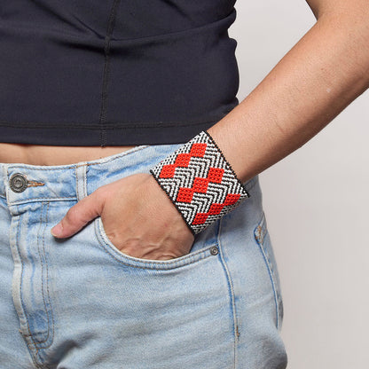 Pulseira de Miçanga Vermelha Preta e Branca fio Elástico Povo Kamayurá