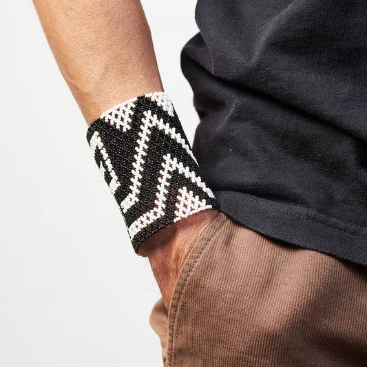 Pulseira de Miçanga Preta e Branca Kayapó