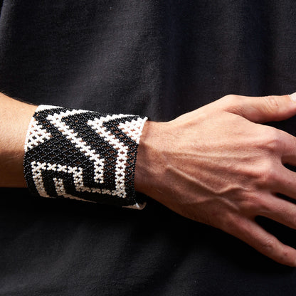 Pulseira de Miçanga Preta e Branca Kayapó