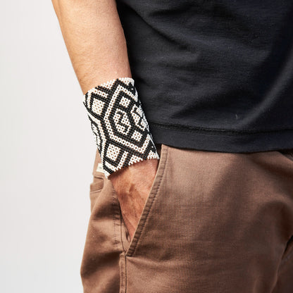 Pulseira de Miçanga de Vidro Preto e Branco Kayapó 21cm