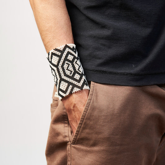 Pulseira de Miçanga de Vidro Preto e Branco Kayapó 21cm