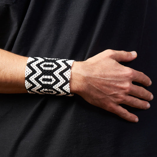 Pulseira de Miçanga Branca e Preta fio Elástico Povo Kamayurá