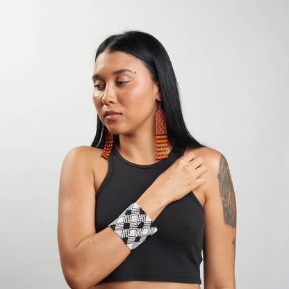 Pulseira de Miçanga Branca e Preta fio Elástico Povo Kamayurá