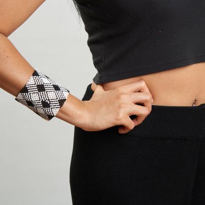 Pulseira de Miçanga Branca e Preta fio Elástico Povo Kamayurá