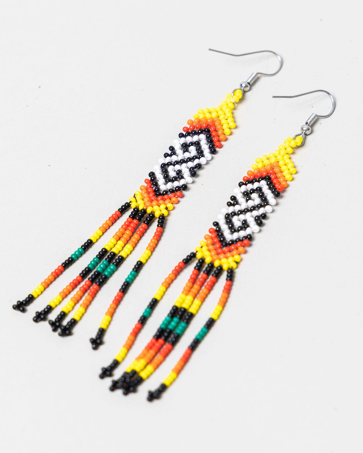 Brinco Indígena de Miçanga Preto Branco Amarelo Verde e Vermelho Povo Wai-Wai