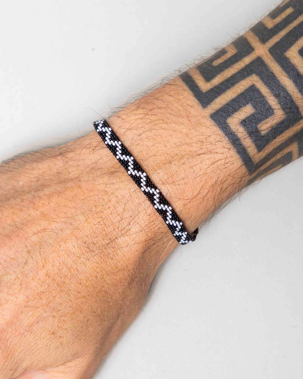 Pulseira Indígena de Miçanga Preta e Branco Ajustável Povo Wai-Wai