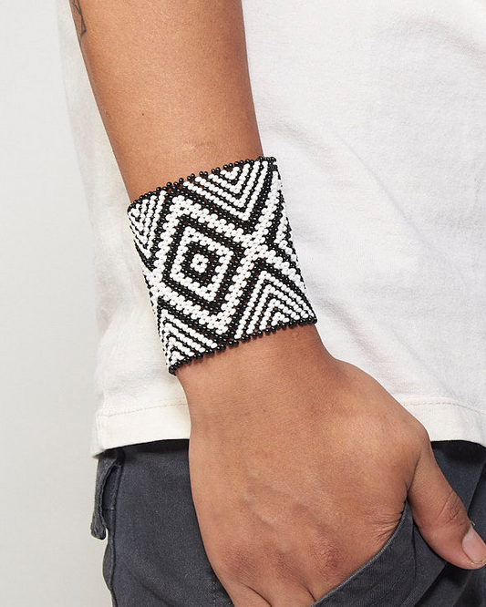 Pulseira de Miçanga Elástica Branca e Preta Povo Kamayurá