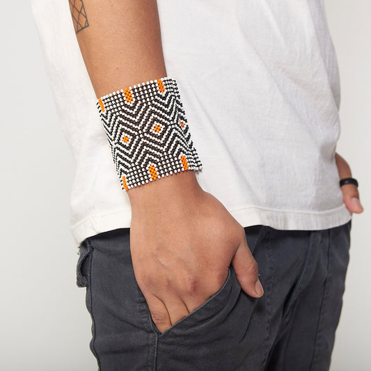 Pulseira Preta, Branca e Laranja de Miçanga  Povo Kayapó