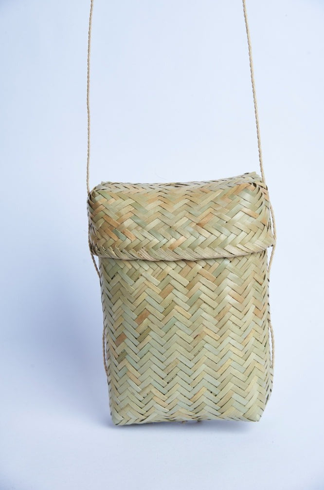 Bolsa Pequena Artesanal de Fibra Kanela