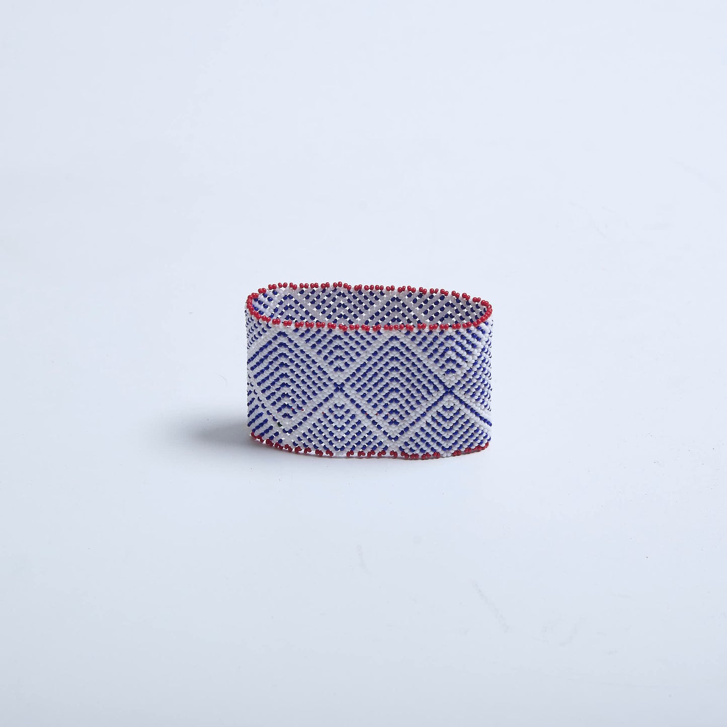 Pulseira de Miçanga Branca Vermelha e Azul fio Elástico Povo Waura