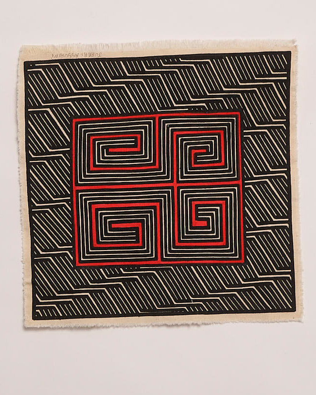 Grafismo em Tecido Preto Branco e Vermelho Asurini