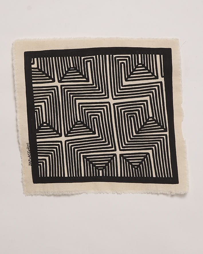 Pintura Grafismo em Tecido Preto e Branco Asurini