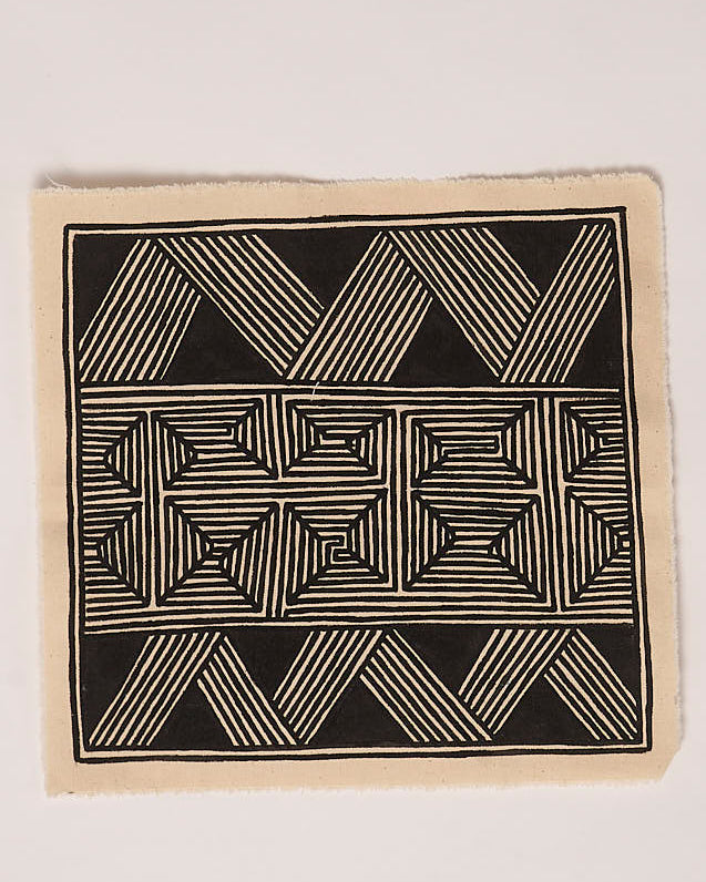 Grafismo em Tecido Preto e Branco Asurini