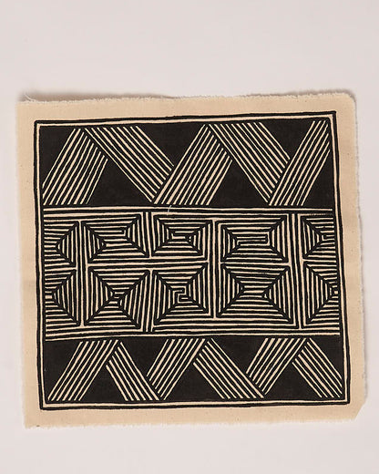 Grafismo em Tecido Preto e Branco Asurini