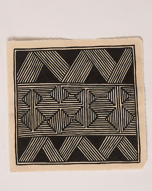 Grafismo em Tecido Preto e Branco Asurini