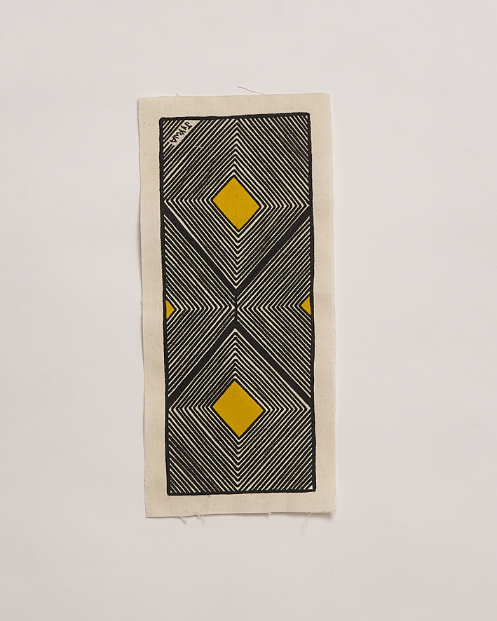 Pintura Grafismo Preto Branco e Amarelo em Tecido Asurini