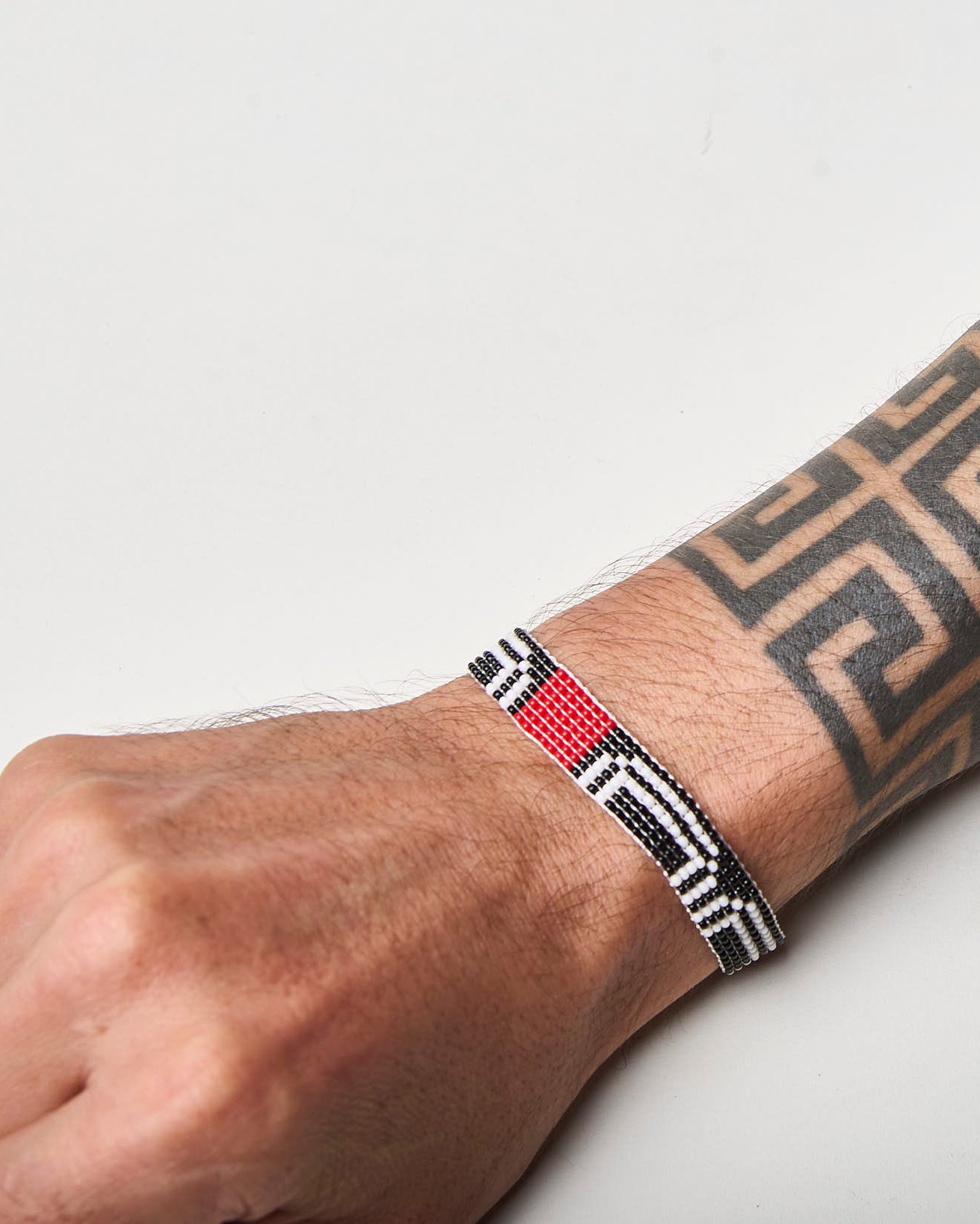 Pulseira de Miçanga Vermelha Preta e Brannca  Ajustável  Povo Waura