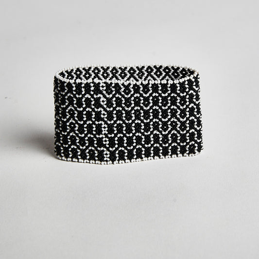 Pulseira de Miçanga Preto e Branca de Vidro Waura