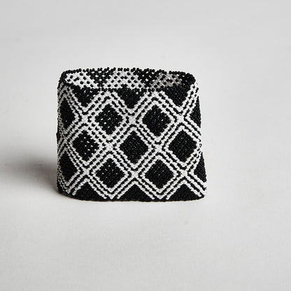 Pulseira Indígena de Miçanga Branca e Preta Waura