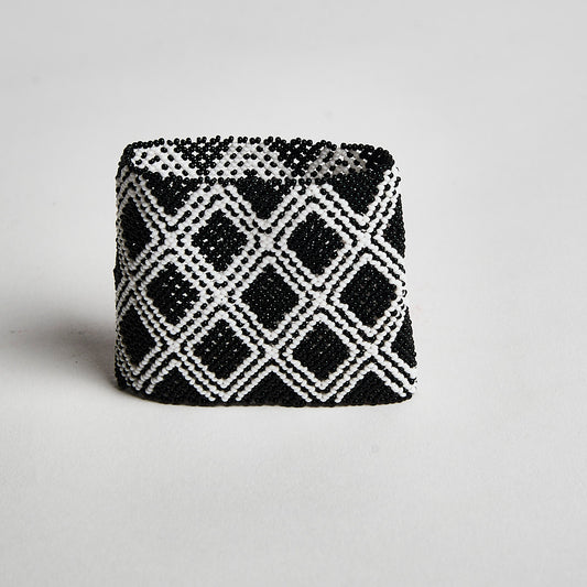 Pulseira Indígena de Miçanga Branca e Preta Waura