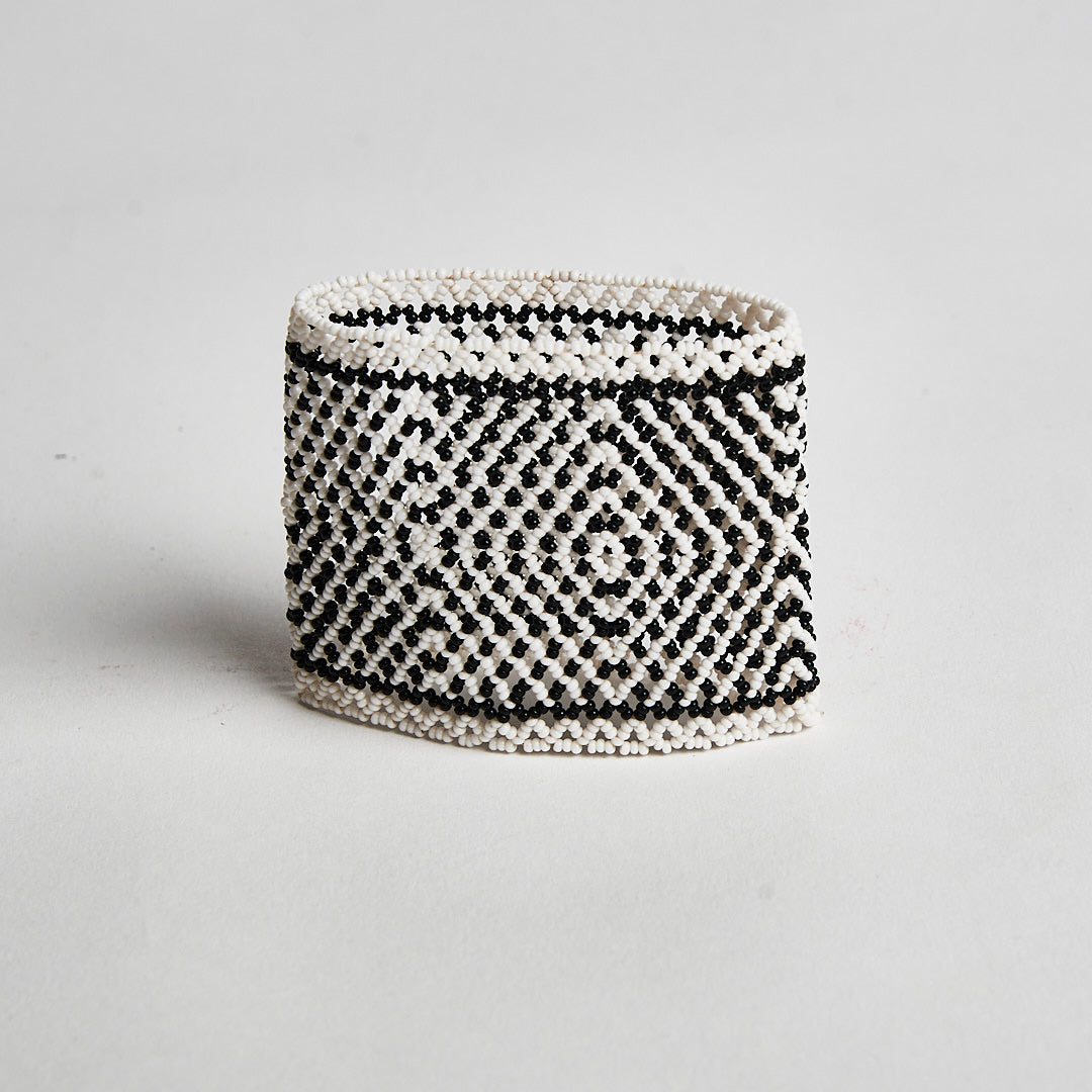 Pulseira de Miçanga Preto e Branca de Vidro Waura