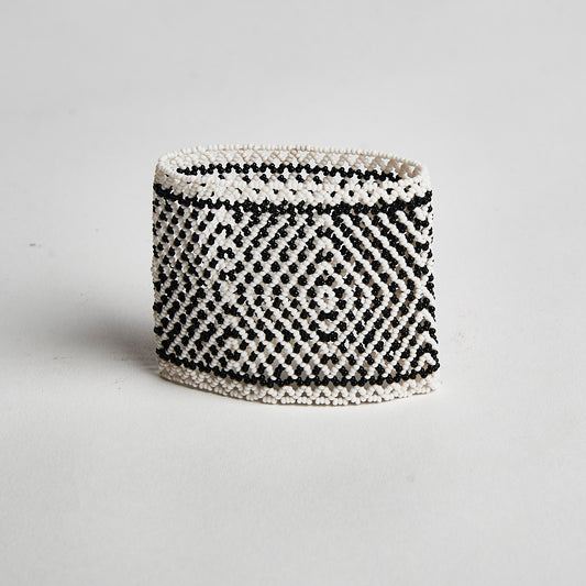 Pulseira de Miçanga Preto e Branca de Vidro Waura
