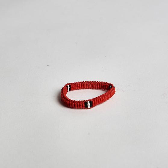 Pulseira de Miçanga Elástica Branca Preta e Vermelha Kamayurá