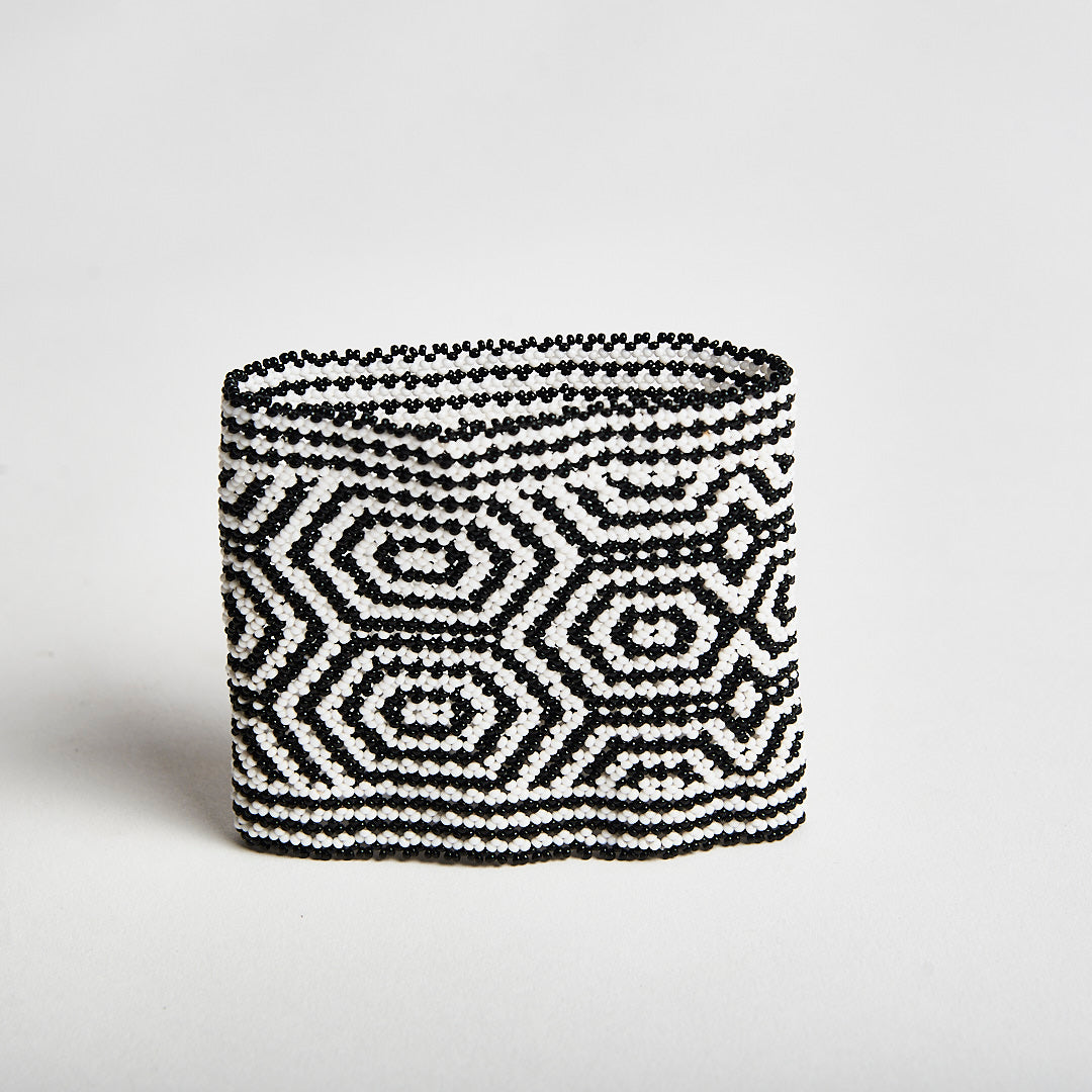 Pulseira de Miçanga Preta e Branca Kayapó